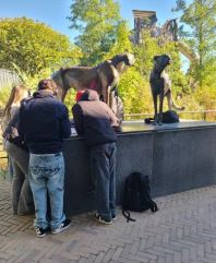 Leerlingen aan het werk bij een beeld van twee Jachtluipaarden